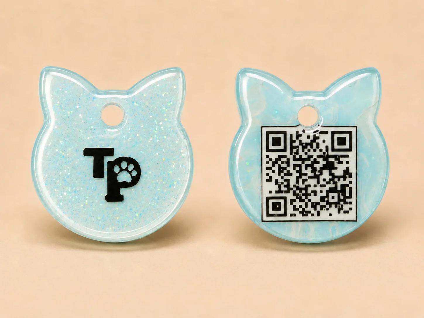 Chapa chica con logo TouchPaaw al frente y QR sellado al reverso