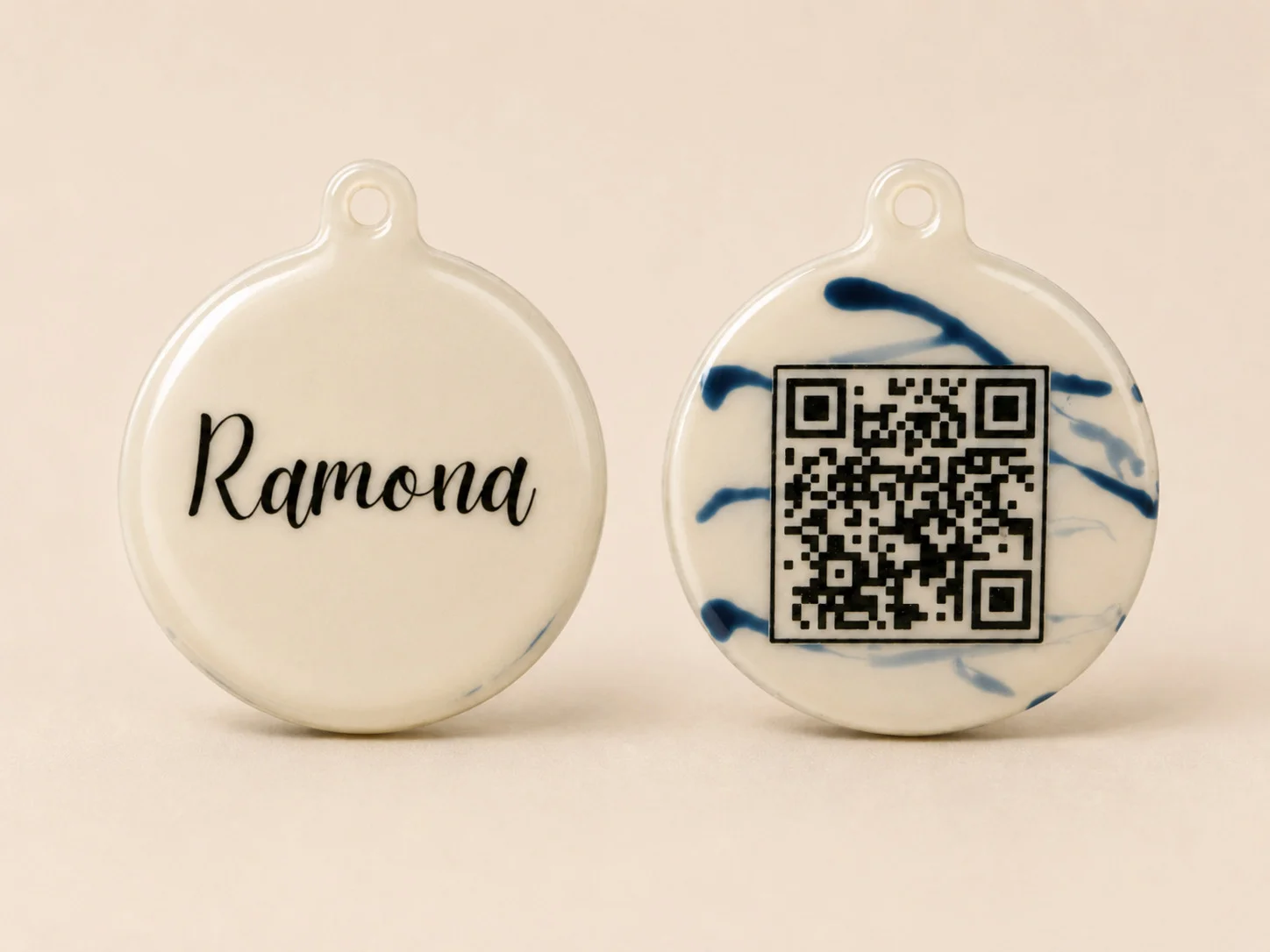 Chapa grande con nombre personalizado y QR sellado en resina